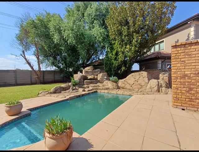 4 BEDROOM HOUSE FOR SALE IN DERSLEY